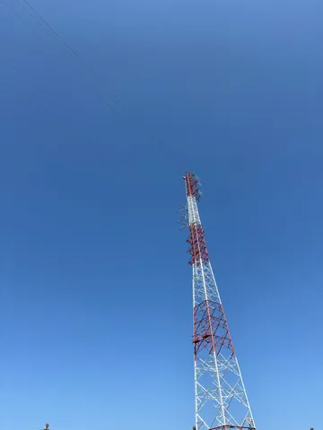 青空にそびえる鉄塔と電線