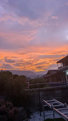 茜色に染まる空と家並み