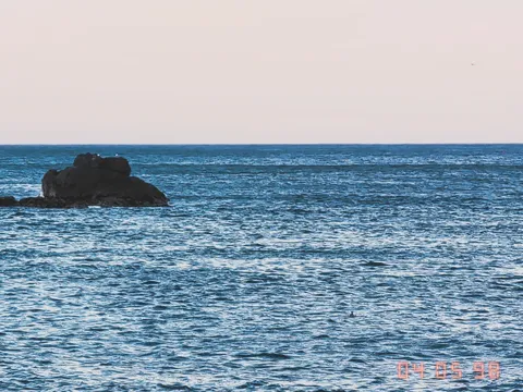 穏やかな海と岩の陰影