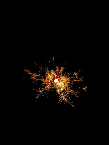 闇夜に咲く火花の軌跡