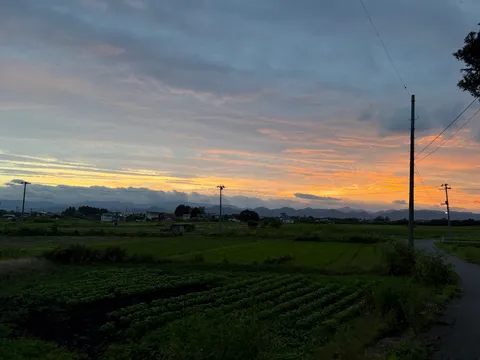 茜空と里山の風景