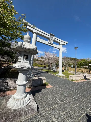 鳥居と灯籠、春の息吹