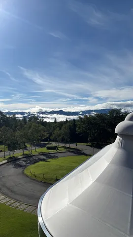 雲海に抱かれる山並み、爽やかな朝の息吹