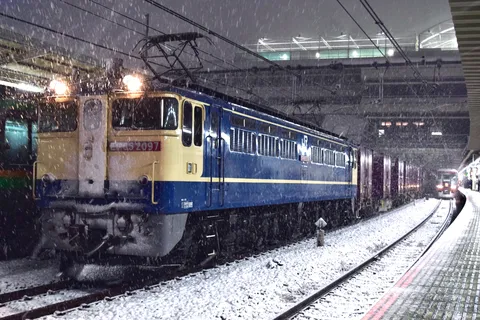 雪降る駅の機関車