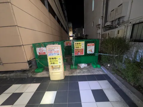 深夜の駐輪場、静かなる防犯カメラ作動中
