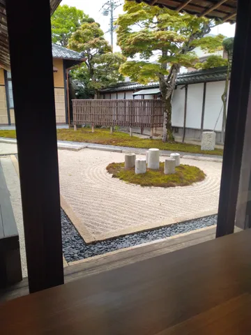 静寂の庭、時の移ろい