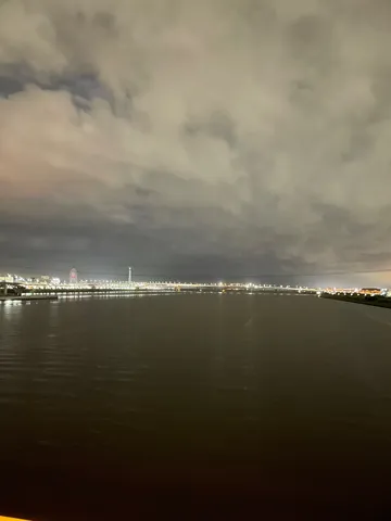 夜景に映る都会の光と空