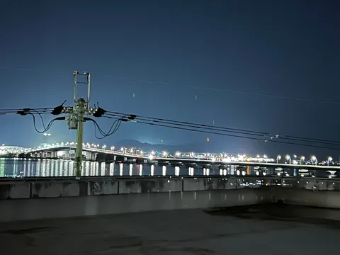 都会の夜景と光の道