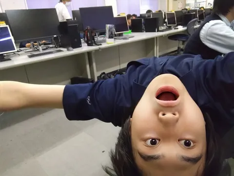 なぜか逆さま！？PCルームの日常