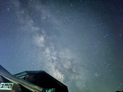 星降る夜、古民家の灯り