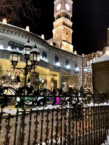 雪降る夜の時計台