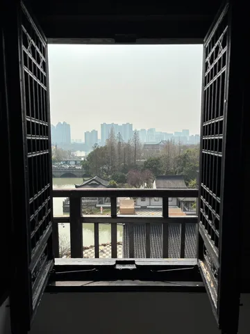窓の外に広がる静かな風景