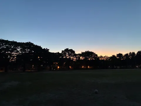 星降る前の、静かなグラウンド