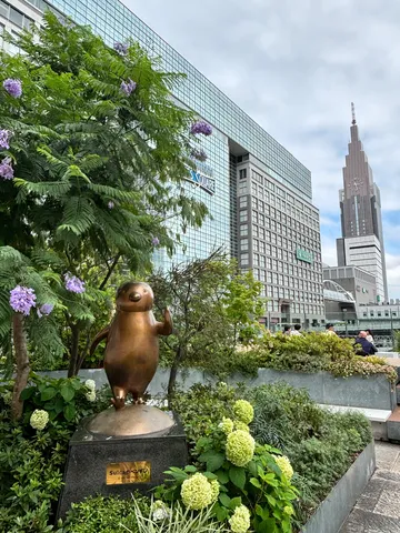 ペンギンの銅像と都会の緑