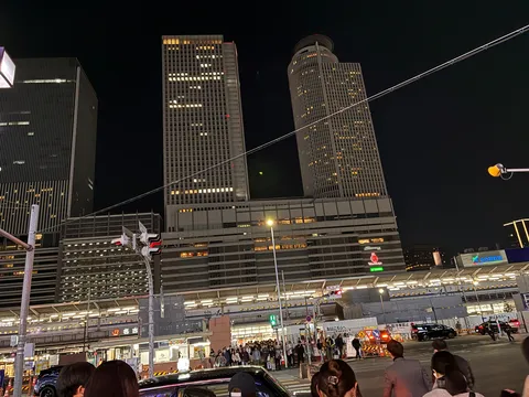 光が織りなす大都会の夜
