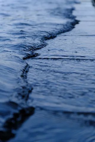 静寂の水面、光の揺らぎ