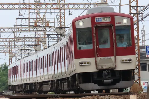 電車の顔に映る日常