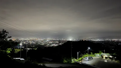 雲間に灯る光の街