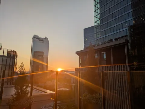 ビル街に沈む夕陽のきらめき