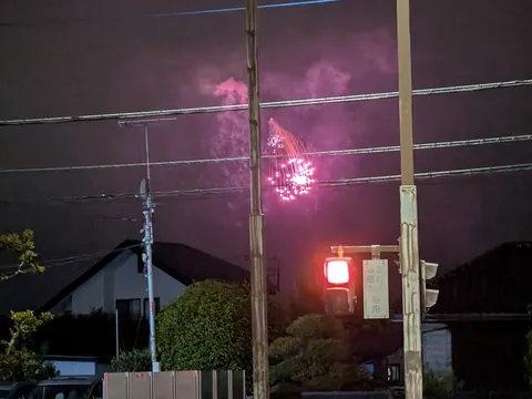 信号待ちの夜空に咲く