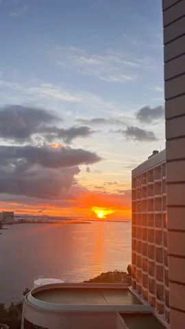 煌めく夕焼けと月