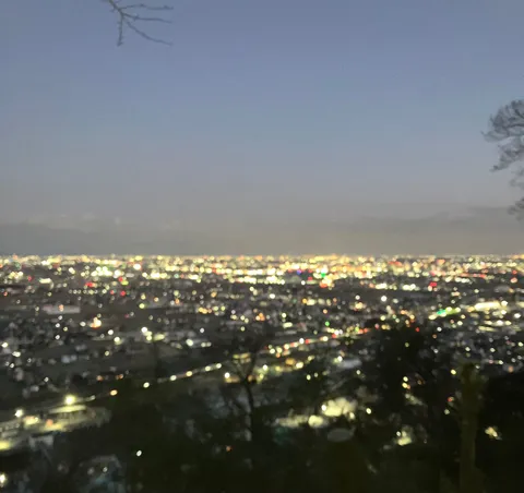 煌めく夜景、広がる街の灯り