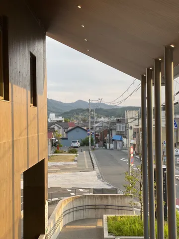 夕暮れ時の町並みを縁取る近代建築