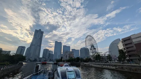 街並みと雲とちょっと前のめりな船