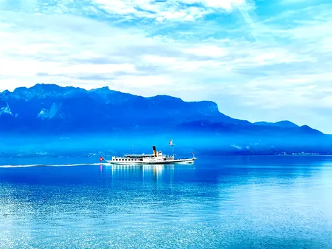 青に溶ける湖上の旅