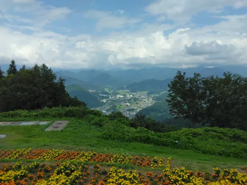 緑と空の広がる山間の町
