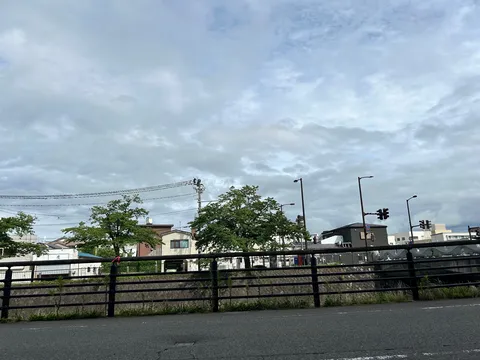 雲間から差す光、都会の静けさ