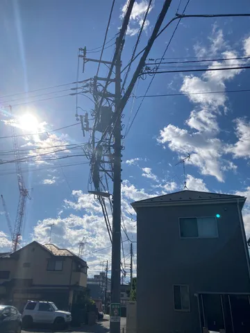 光と影、電線の織りなす空
