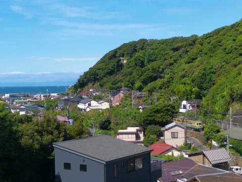 山と海と路面電車の風景