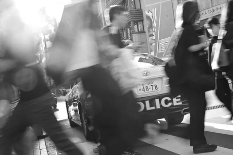 ブレた日常、ポリスカーと交差点