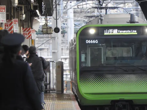 都会を駆け抜ける緑の電車