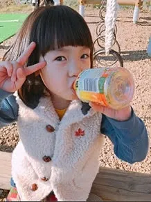 喉を潤す、ピースサイン