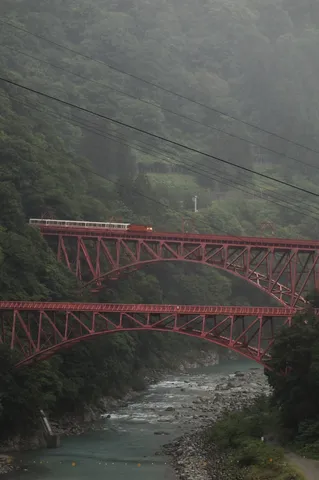 緑深き谷を渡る赤い鉄橋