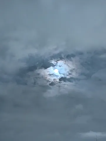 月を隠す雲の瞬間