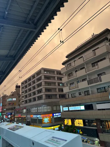 都会の空、黄昏色に染まる