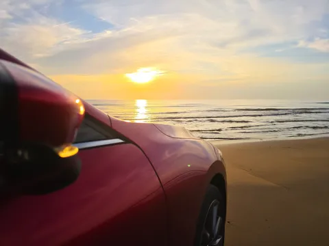 朝日と海辺のドライブ