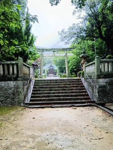 緑に包まれた古都への参道