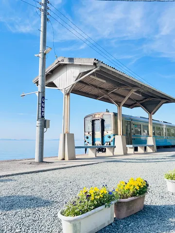 海辺の小さな駅、旅愁を誘う景色