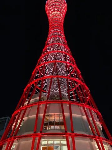 夜空に紅く輝く塔