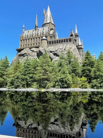 魔法の世界への水辺の誘い
