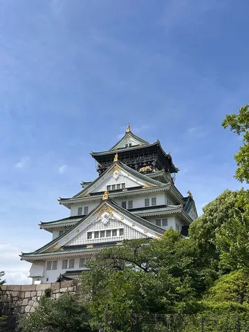 蒼穹にそびえる白亜の城
