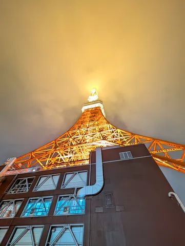 夜空に輝くオレンジ色の塔