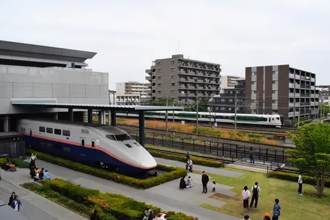 公園に停む新幹線の風景