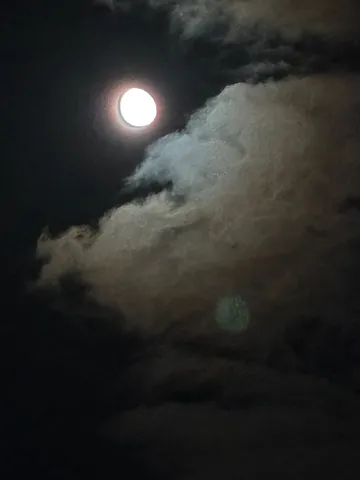 月と雲の夜の瞬間