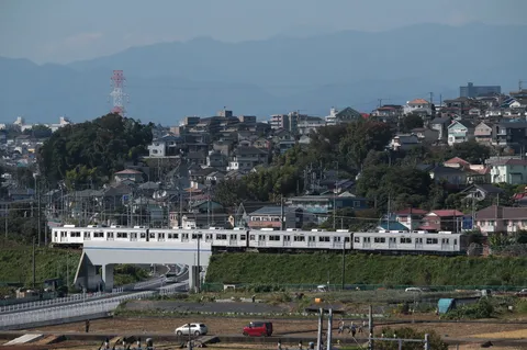 白い列車が跳ぶ坂の風景