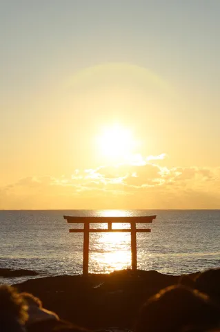 光と海、鳥居の対比